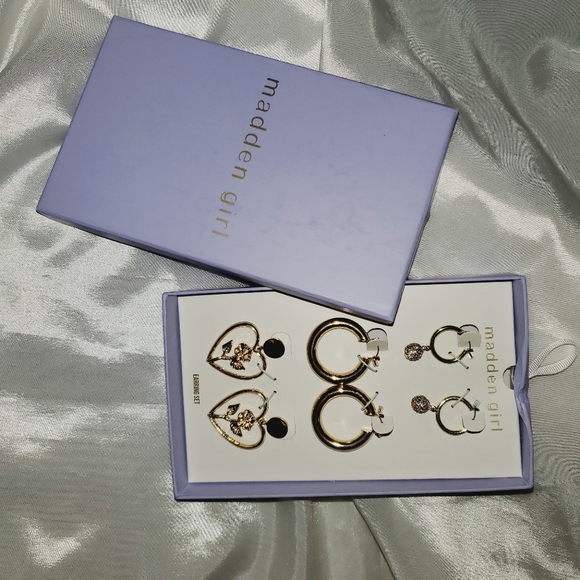 NEW Never Worn Madden Girl Trio Earring Set - Picture 5 of 5